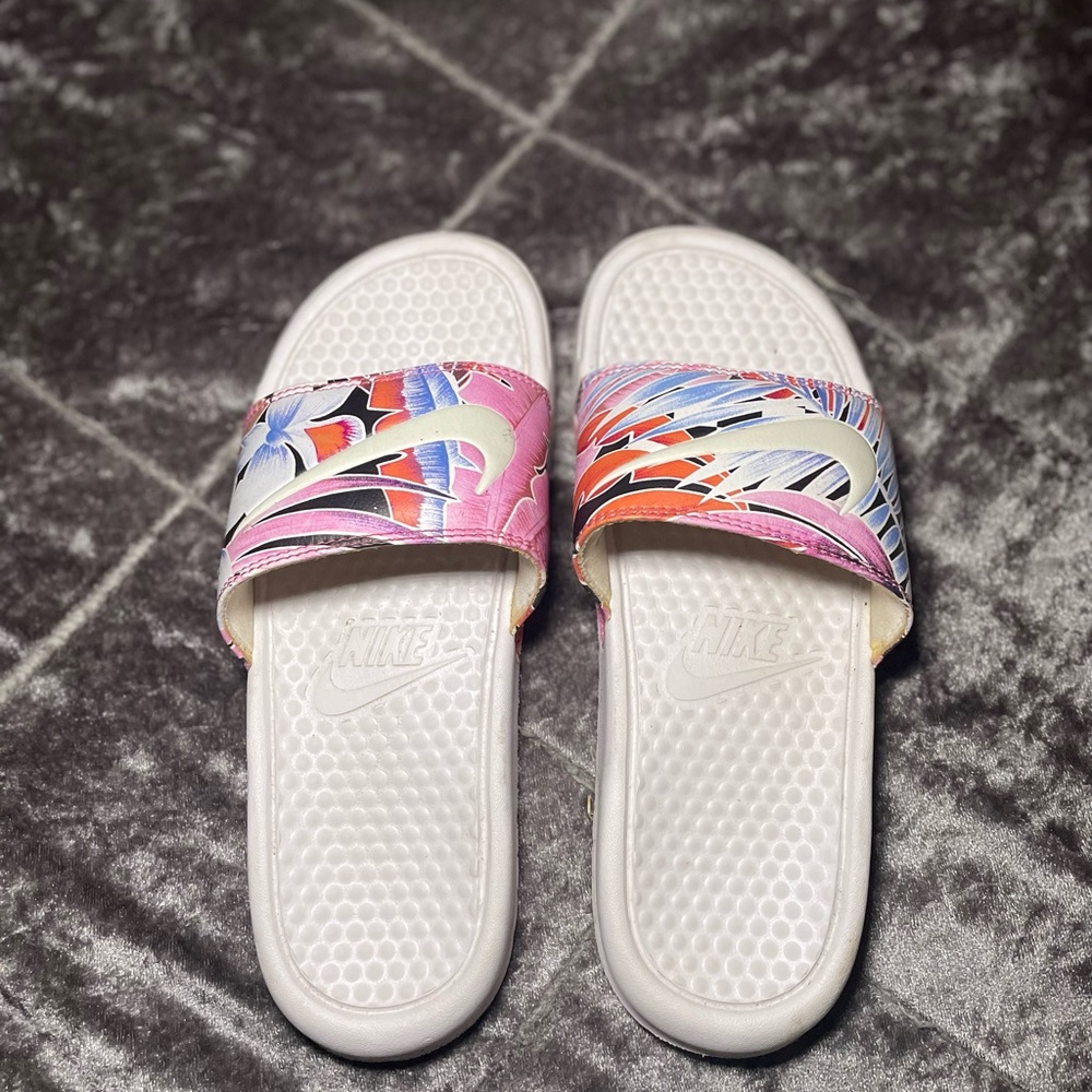 NIKE• SLIDES